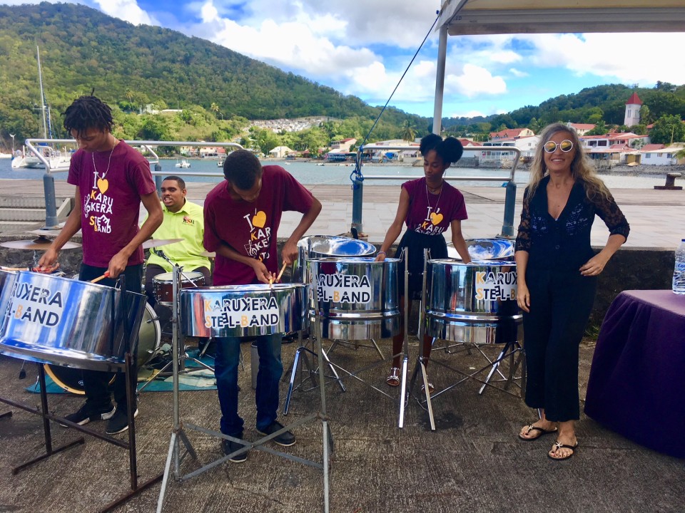 I classici complessi dei Caraibi mentre suonano la steeldrum