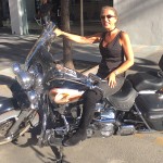 La direttrice Savina Sciacqua in sella ad una Harley