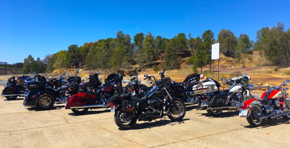 Le Harley parcheggiate prima di entrare nel Parco Minero