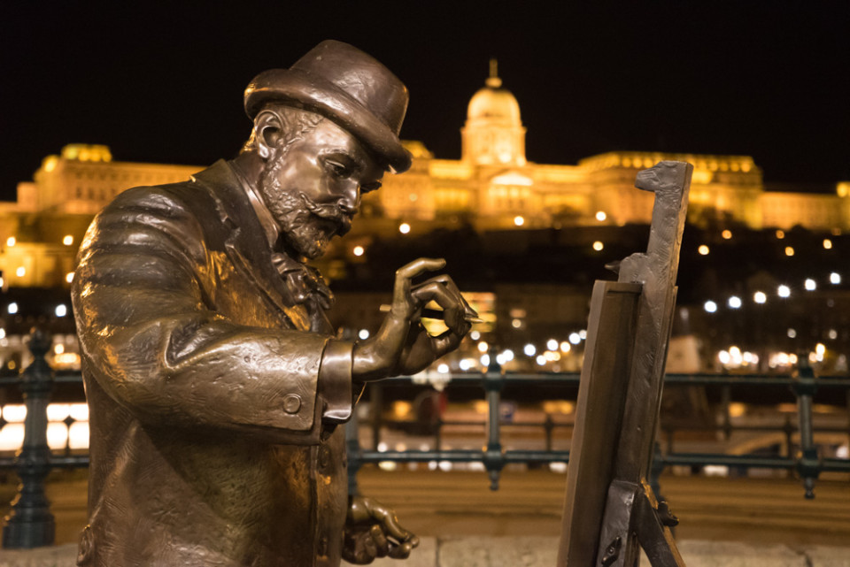 La Statua di Roskovics di notte