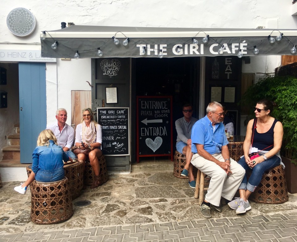 A Sant  Joan, davanti al Caffè con una offerta Menù molto golosa