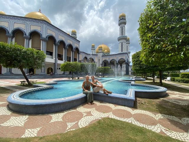 Davanti alla grande Moschea Jame' Asr Hassanal Bolkiah