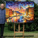 Leonid Afremov con una sua opera. I suoi quadri sono in vendita sul web