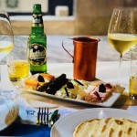 Un antipasto misto con la classica birra greca Mythos