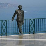 La statua in bronzo del Re Alfonso XII affacciata sul balcone di Nerja