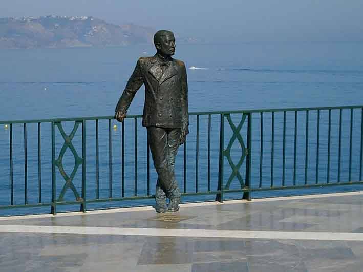 La statua in bronzo del Re Alfonso XII affacciata sul balcone di Nerja