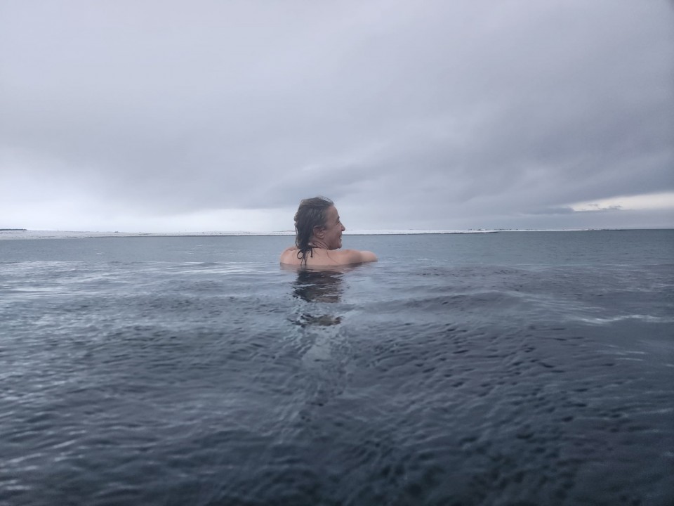 Osservando l'Oceano dalla Sky Lagoon