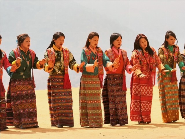 una-danza-delle-donne-del-Bhutan-copyright-tourism-Bhutan