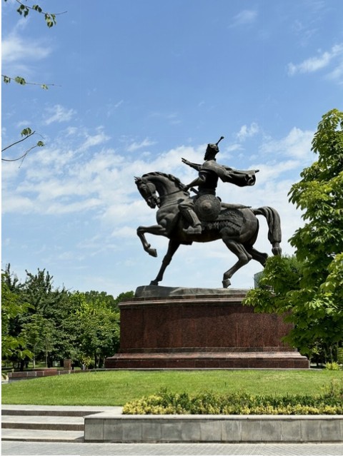 Tashkent tra la piazza Amir Temir e il Baazar Chorsu