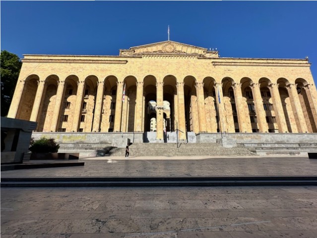 Il Parlamento senza festoni